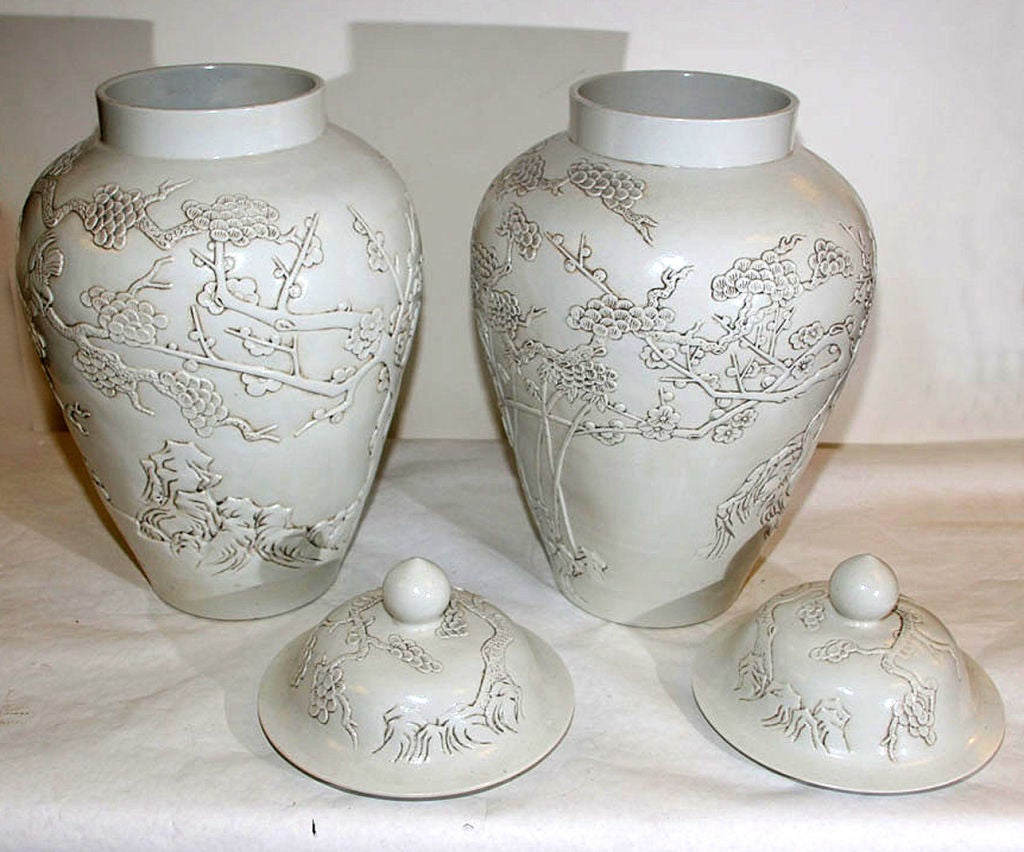 19th Century A PAIR OF QING DYNASTY COVERED JARS. CHINESE,  19th CENTURY For Sale